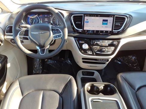 Used 2024 Chrysler Pacifica Touring-L image 16