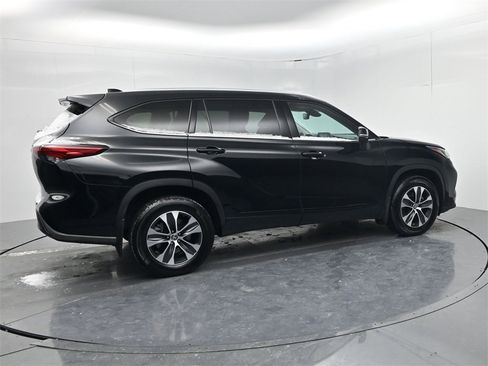 Used 2022 Toyota Highlander XLE image 2