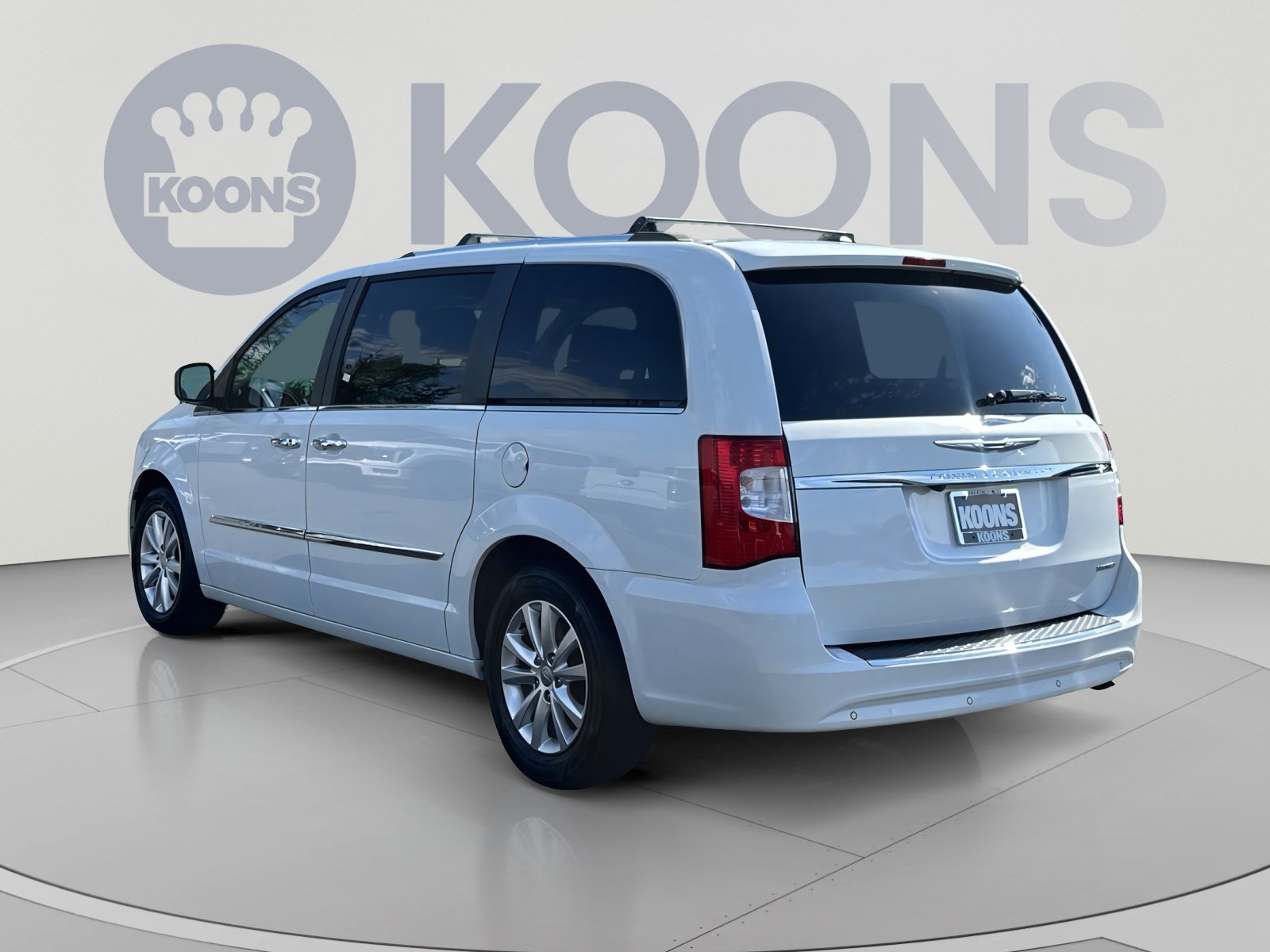 Used 2016 Chrysler Town & Country Limited Platinum FWD image 8