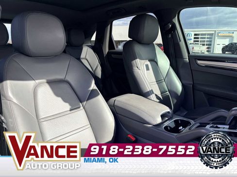 Used 2019 Porsche Cayenne S image 19