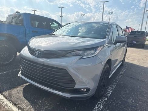 Used 2025 Toyota Sienna XLE Woodland Edition AWD/4WD image 13