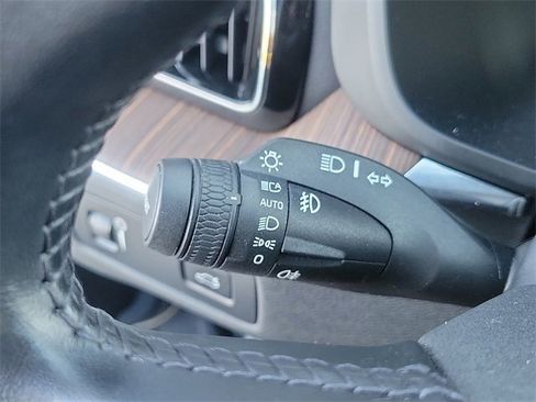 Used 2021 Volvo XC60 T5 Momentum w/ Advanced Package image 23