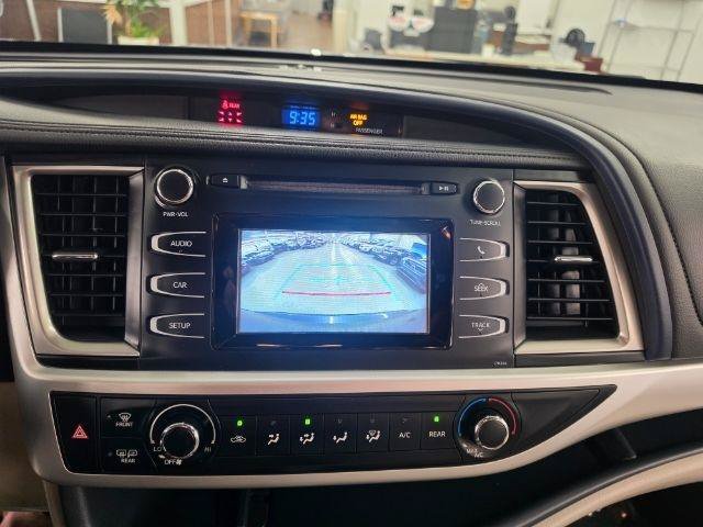 Used 2018 Toyota Highlander LE w/ Carpet Mat Package (TMS) FWD image 20
