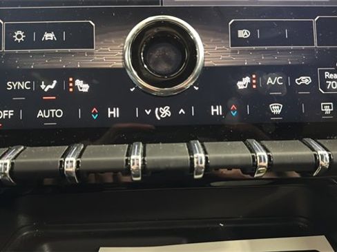 Used 2025 GMC Acadia Elevation image 18