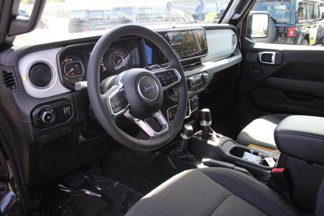 Used 2025 Jeep Wrangler Unlimited Sahara AWD/4WD image 3