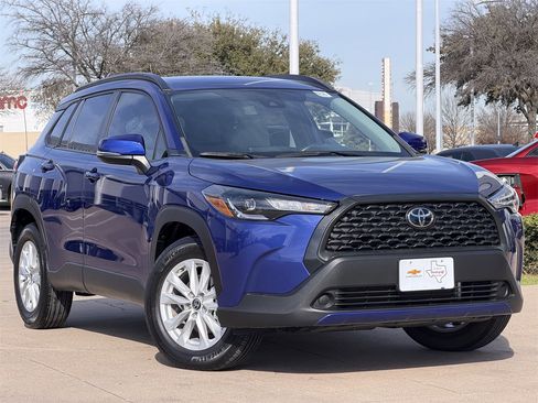 Used 2022 Toyota Corolla Cross LE image 2