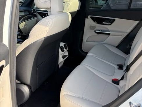 Used 2025 Mercedes-Benz GLC 300 image 6