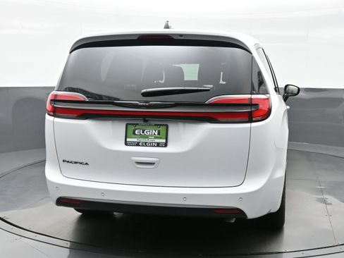 New 2026 Chrysler Pacifica Select image 5