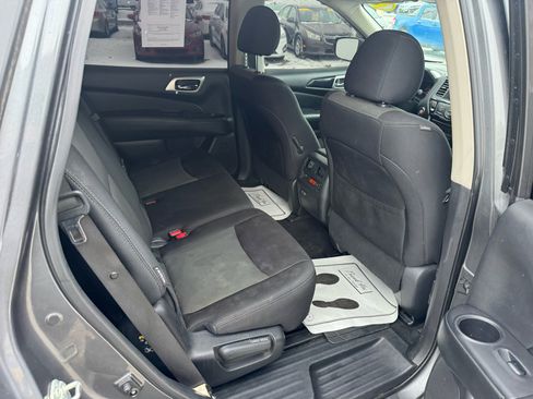 Used 2019 Nissan Pathfinder SV image 13