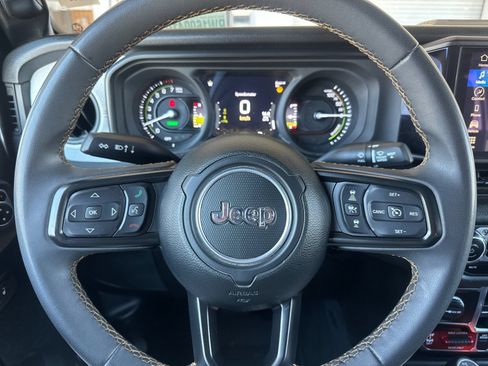 Used 2024 Jeep Wrangler Unlimited AWD/4WD image 27