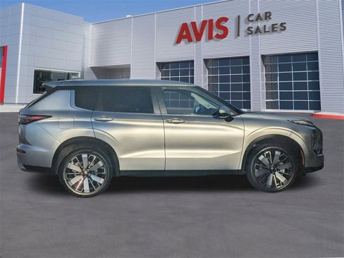 Used 2025 Mitsubishi Outlander SE image 5