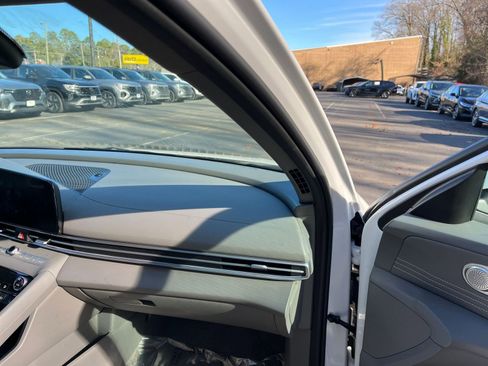 Used 2025 Hyundai Elantra SEL image 34