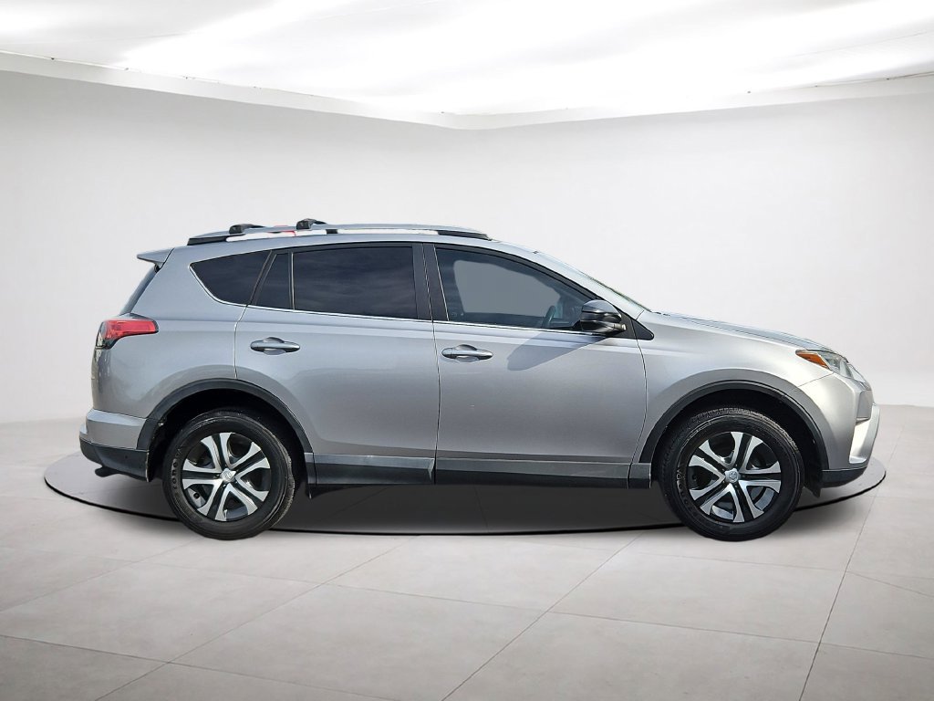 Used 2017 Toyota RAV4 LE FWD image 7