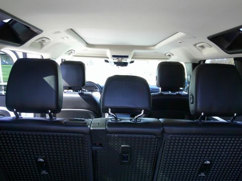 Used 2023 Land Rover Defender 110 S image 28