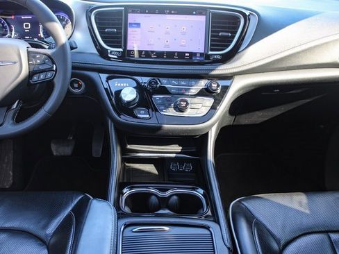 Used 2023 Chrysler Pacifica Limited w/ S Appearance Package image 18