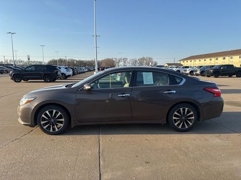 Used 2016 Nissan Altima 2.5 SV w/ Convenience Package image 5