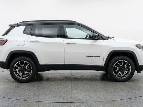 Used 2025 Jeep Compass Trailhawk AWD/4WD image 11