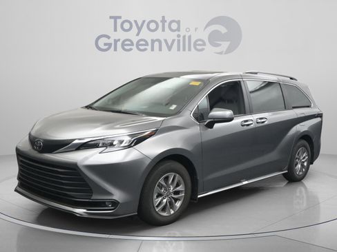 Used 2026 Toyota Sienna XLE FWD image 1