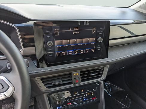 Certified 2025 Volkswagen Taos SE image 23