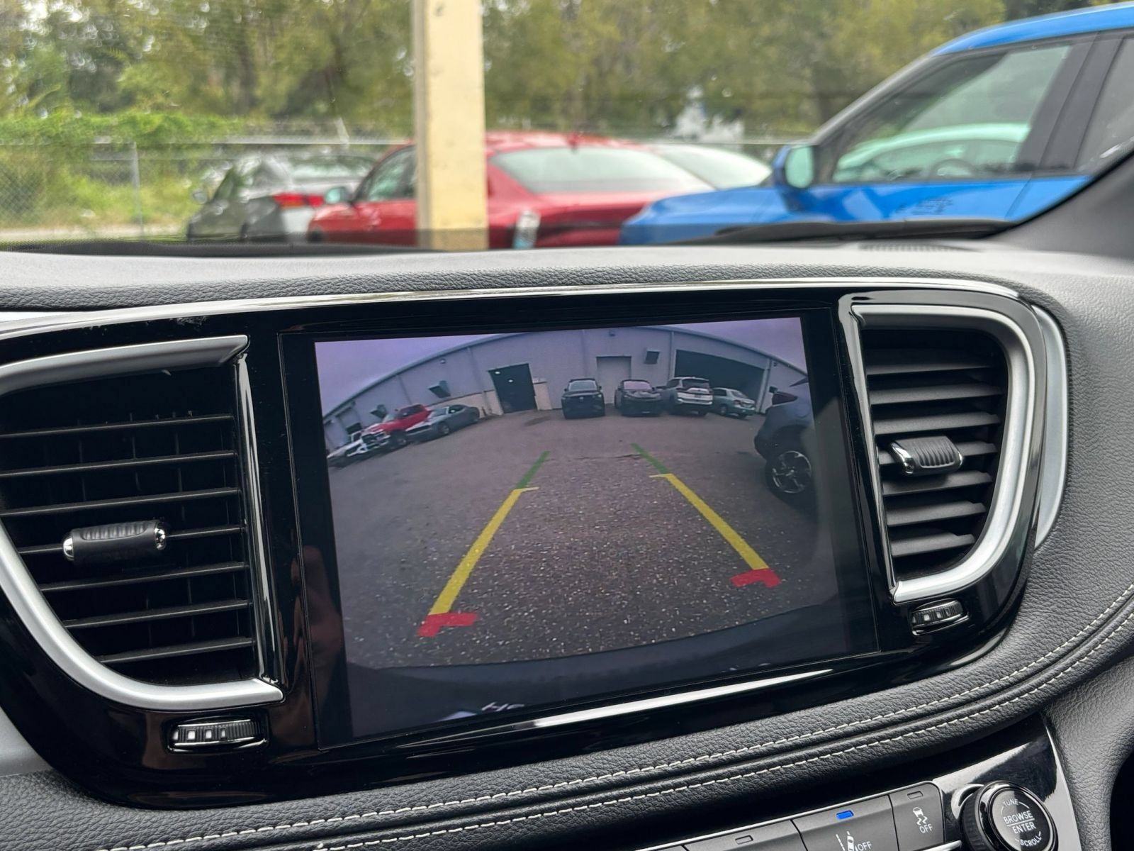 Used 2025 Chrysler Pacifica Limited FWD image 26