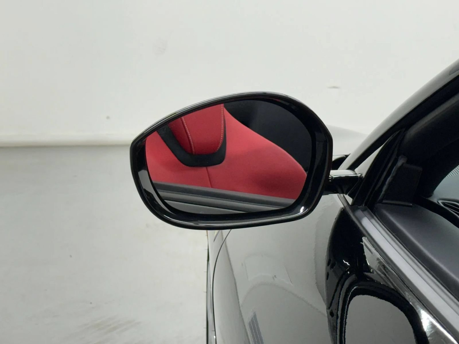 Used 2025 Ferrari Roma Spider RWD image 33
