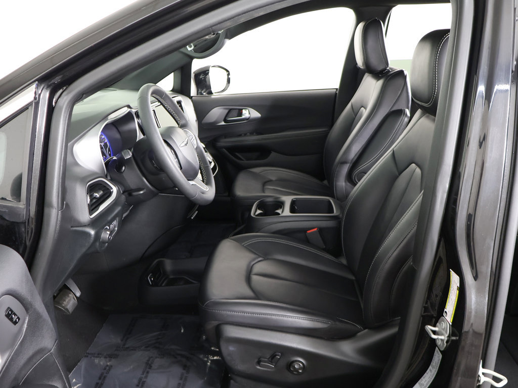 Used 2025 Chrysler Pacifica Select FWD image 31