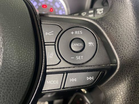 Used 2021 Toyota RAV4 LE AWD/4WD image 10