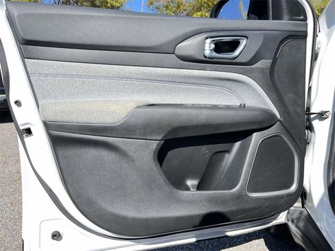 Used 2024 Jeep Compass Latitude image 11