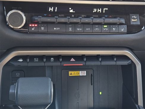 Used 2024 Toyota Tundra Limited image 18