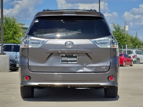 Used 2013 Toyota Sienna SE FWD image 4