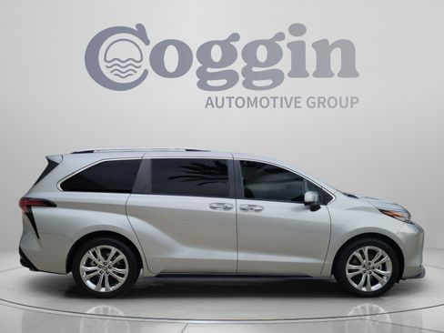 Used 2023 Toyota Sienna Platinum FWD image 4