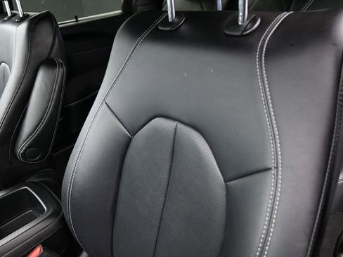 Used 2025 Chrysler Pacifica Select image 19