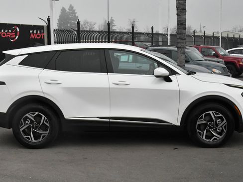 Used 2024 Kia Sportage LX image 9