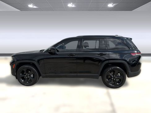 Used 2023 Jeep Grand Cherokee Altitude AWD/4WD image 2