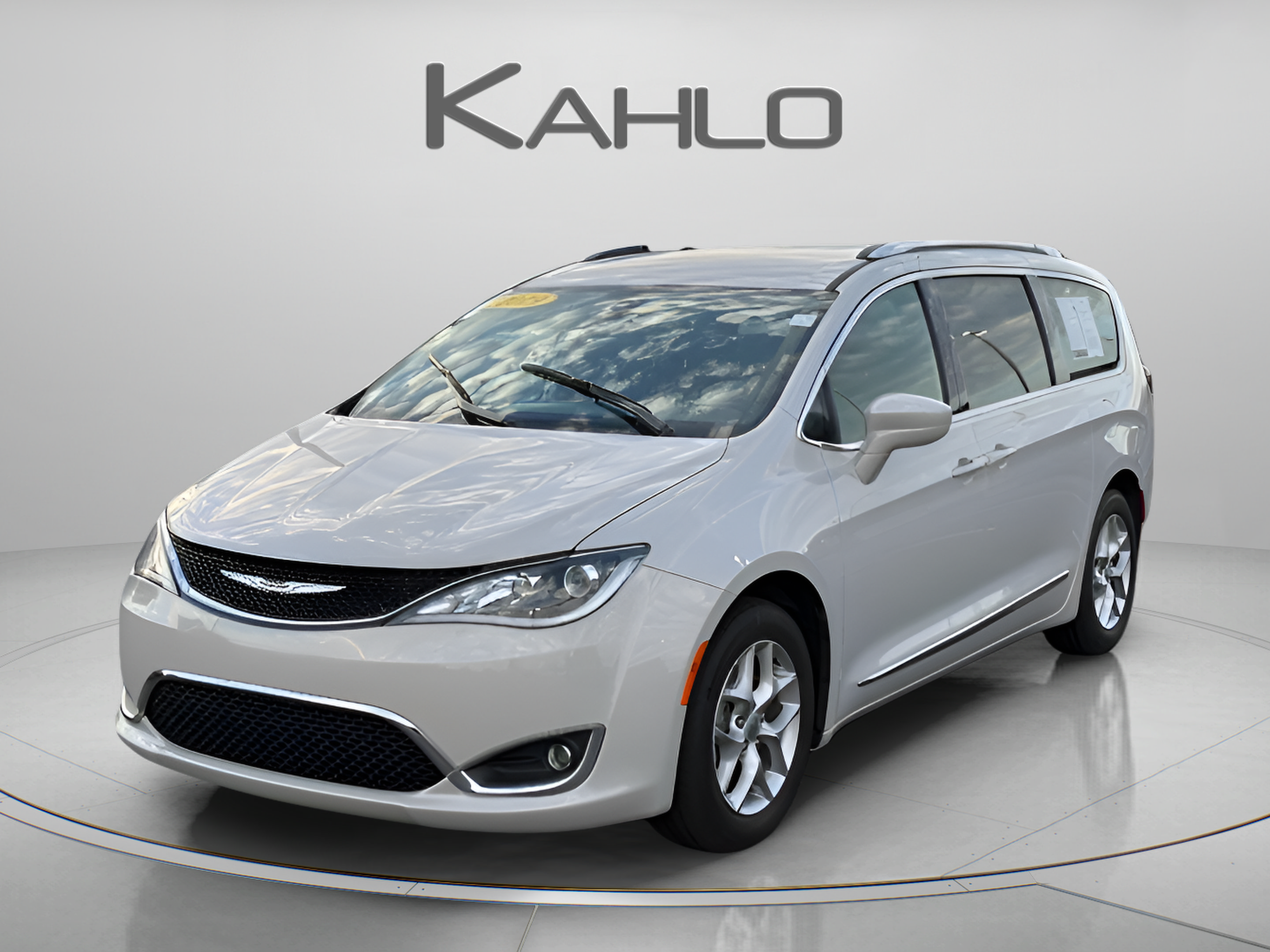 Used 2019 Chrysler Pacifica Touring-L FWD image 1