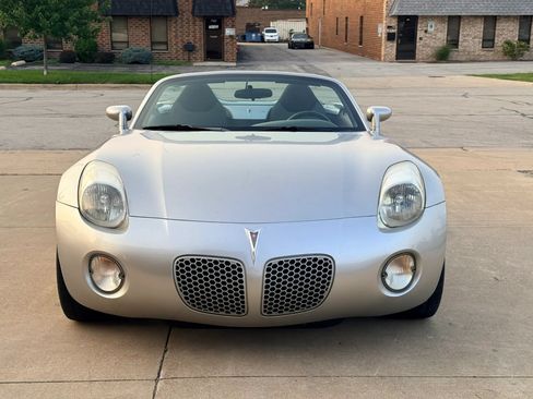 Used 2007 Pontiac Solstice Convertible RWD image 2