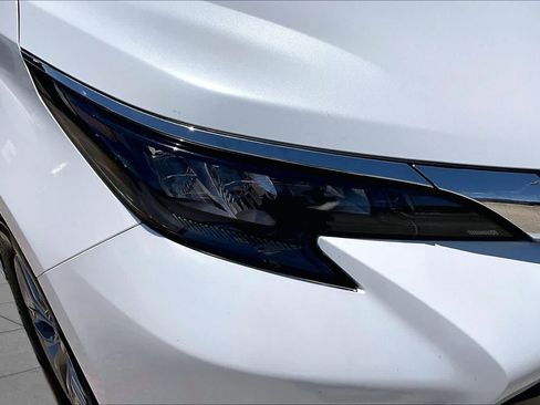 Used 2024 Toyota Sienna XLE FWD image 28