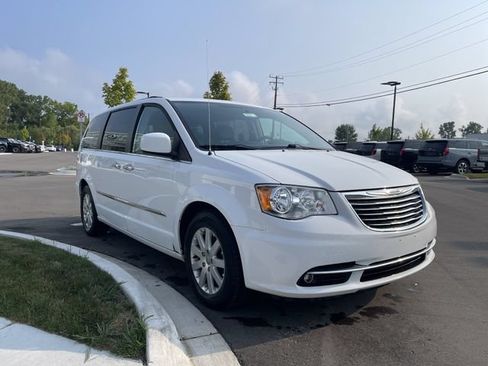 Used 2016 Chrysler Town & Country Touring w/ Driver Convenience Group FWD image 7