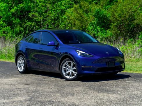 Used 2022 Tesla Model Y Long Range AWD/4WD image 1