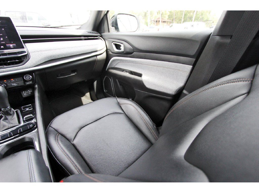 Used 2024 Jeep Compass Latitude w/ Sun and Sound Group AWD/4WD image 12