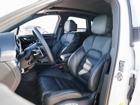 Certified 2025 Porsche Macan image 5