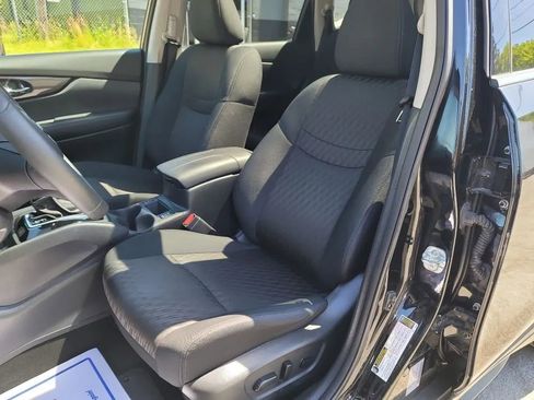 Used 2018 Nissan Rogue SV w/ Sun & Sound Touring Package AWD/4WD image 9