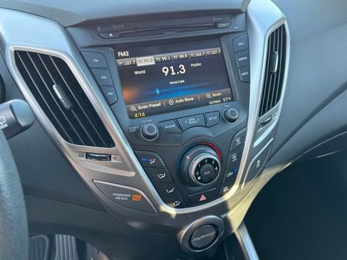 Used 2016 Hyundai Veloster Base image 18