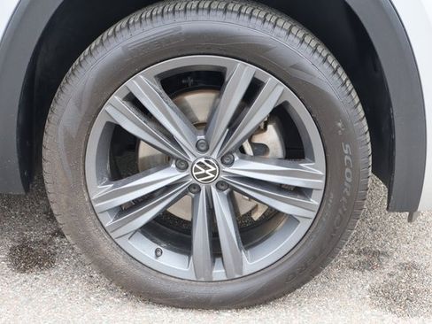 Certified 2021 Volkswagen Atlas Cross Sport SE w/ V6 Towing Package image 9