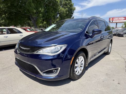 Used 2017 Chrysler Pacifica Touring-L image 1
