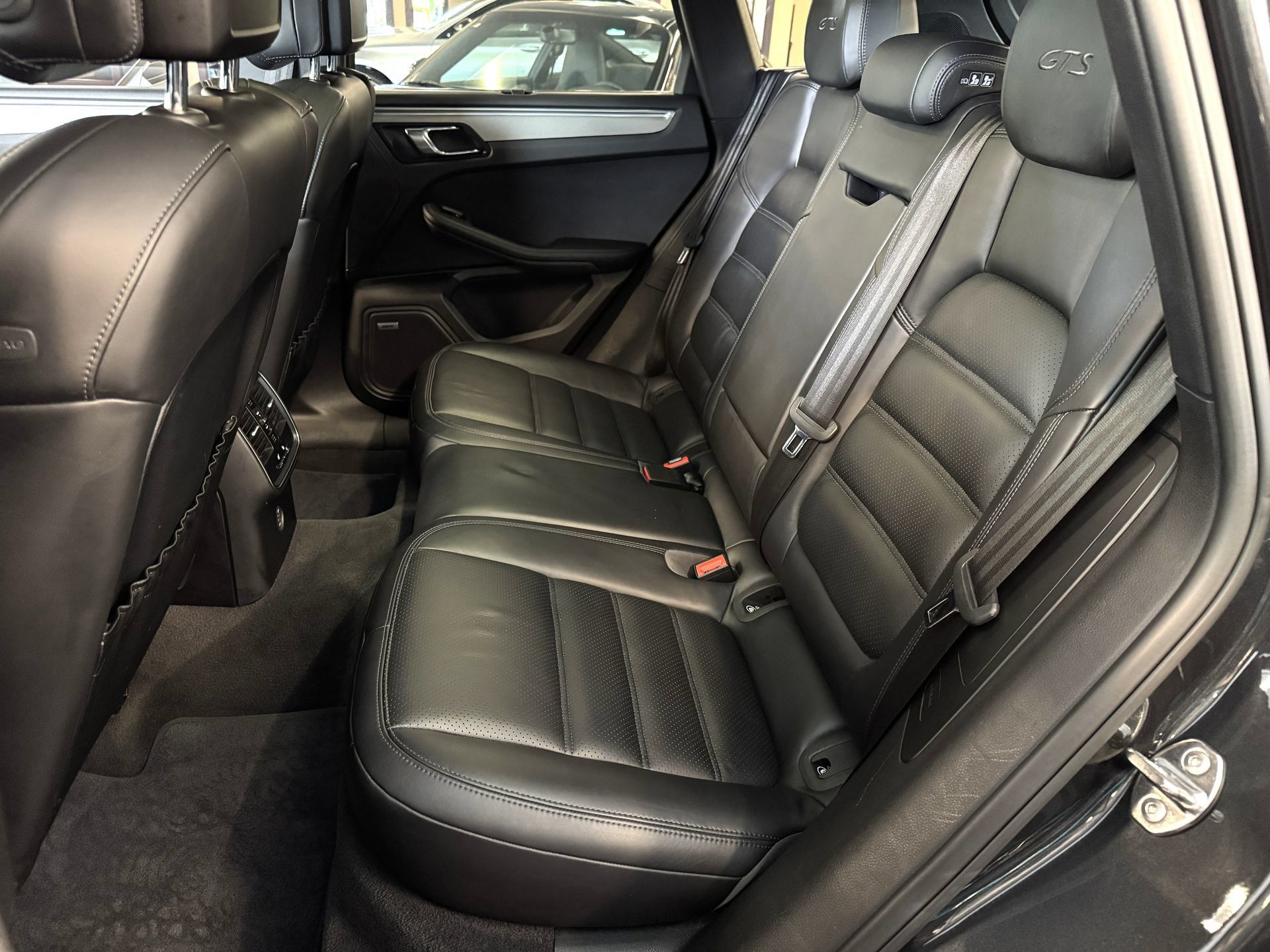 Used 2018 Porsche Macan GTS AWD/4WD image 25