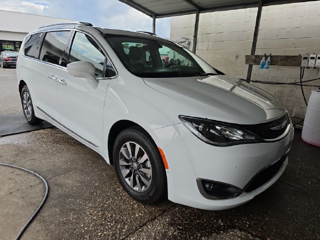 Used 2020 Chrysler Pacifica Touring-L Plus w/ Advanced Safetytec Group FWD image 2
