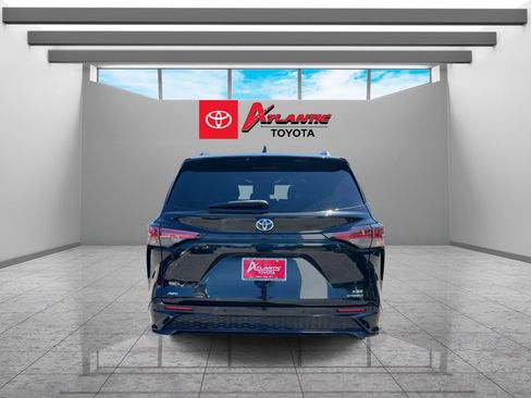 Used 2023 Toyota Sienna XSE w/ XSE Plus Package AWD/4WD image 7
