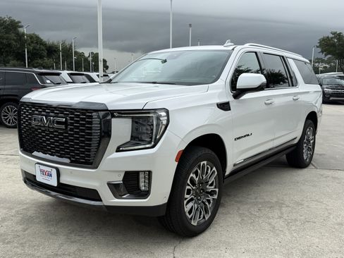 Used 2023 GMC Yukon XL Denali Ultimate AWD/4WD image 9