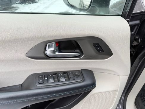 Used 2021 Chrysler Pacifica Touring-L image 30